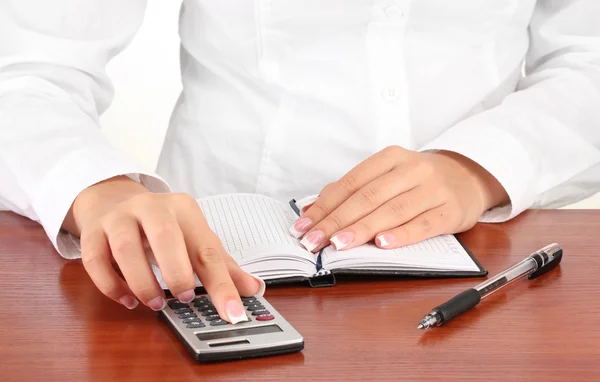 Las manos de la mujer cuenta con la calculadora, primer plano — Foto de Stock