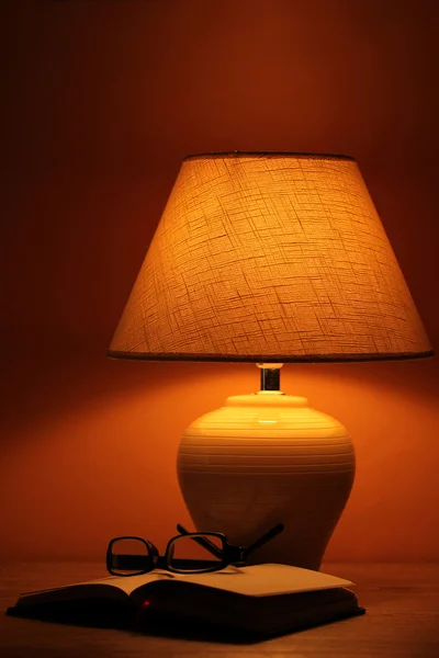 Table lamp on brown background — Stock Photo, Image