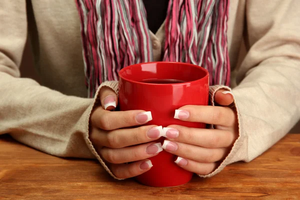 Händer som håller mugg varm dryck, närbild — Stockfoto