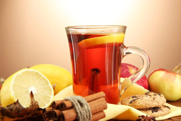 Taza de té caliente y hojas de otoño, sobre fondo marrón —  Fotos de Stock