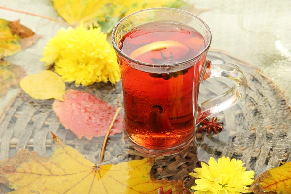 Cup of hot drink and autumn leaves, close up — Stock Photo, Image
