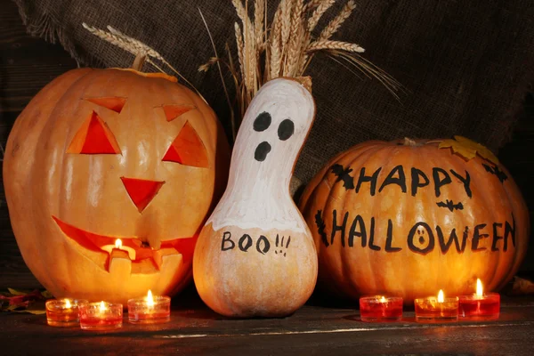 Calabazas de Halloween sobre fondo oscuro —  Fotos de Stock