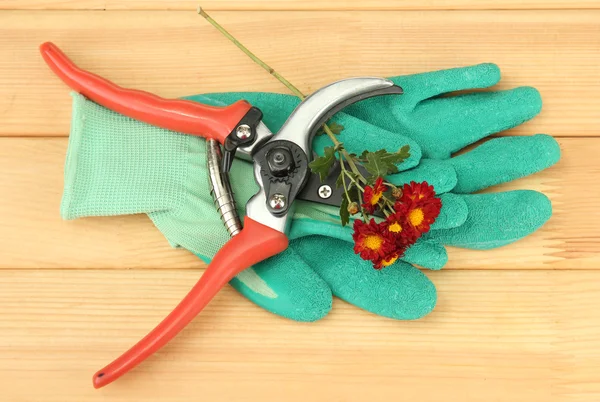 Tijeras de podar con flor sobre fondo de madera — Foto de Stock