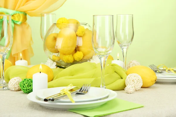 Schöne Festtagstisch-Dekoration mit Zitronen, Nahaufnahme — Stockfoto