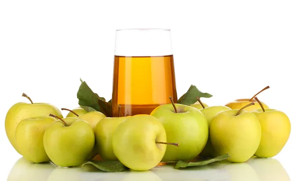 Nützlicher Apfelsaft mit Äpfeln um sich herum isoliert auf weiß — Stockfoto