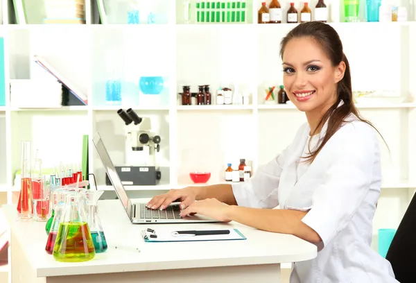 Jeune femme scientifique en laboratoire — Photo