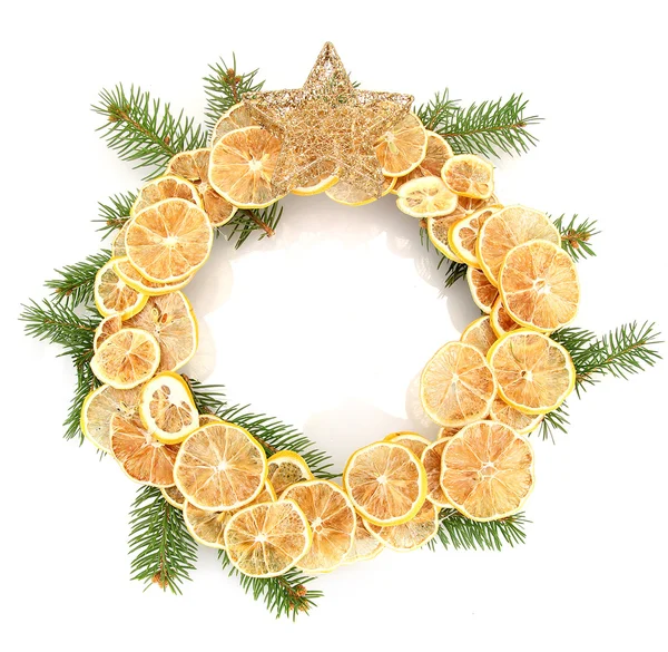 Couronne de Noël de citrons secs avec sapin isolé sur blanc — Photo