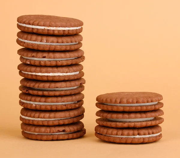Čokoládové cookies s krémovou vrstvu na béžové pozadí — Stock fotografie