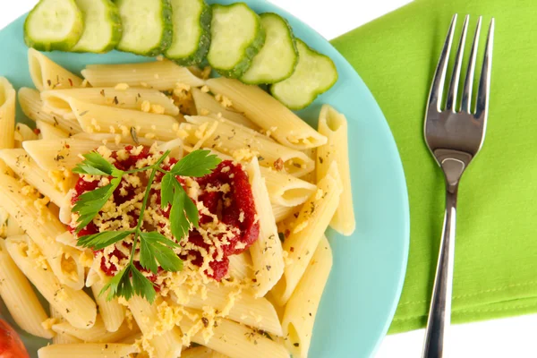 Rigatoni prato de massas com molho de tomate de perto — Fotografia de Stock