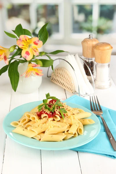 Prato de macarrão Rigatoni com molho de tomate na mesa de madeira branca no café — Fotografia de Stock