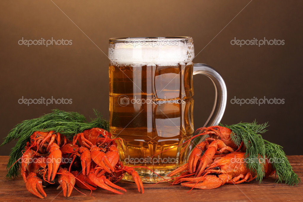 Lezzetli haşlanmış crayfishes ve bira kahverengi zemin üzerinde tablo