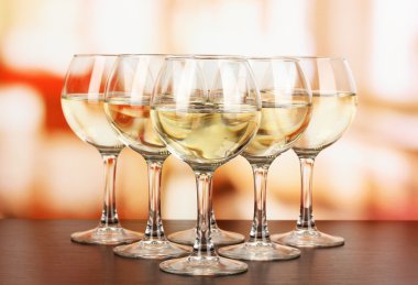 cam Oda zemin üzerine beyaz şarap