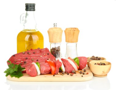 Şifalı otlarla Marine ham sığır eti ve baharat üzerine beyaz izole