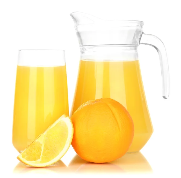 Vol glas en kruik van sinaasappelsap en sinaasappelen geïsoleerd op wit — Stockfoto