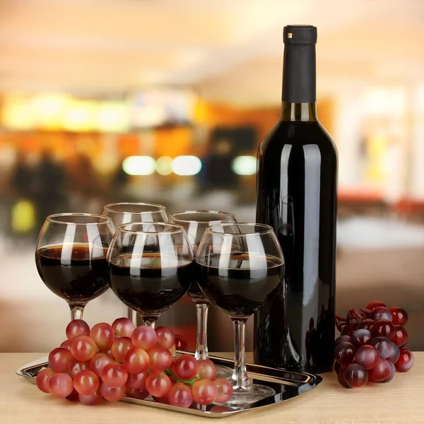 Rotwein in Glas und Flasche auf Zimmerhintergrund — Stockfoto
