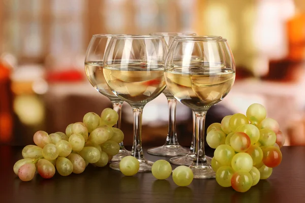 Vin blanc en verre sur fond de pièce — Photo