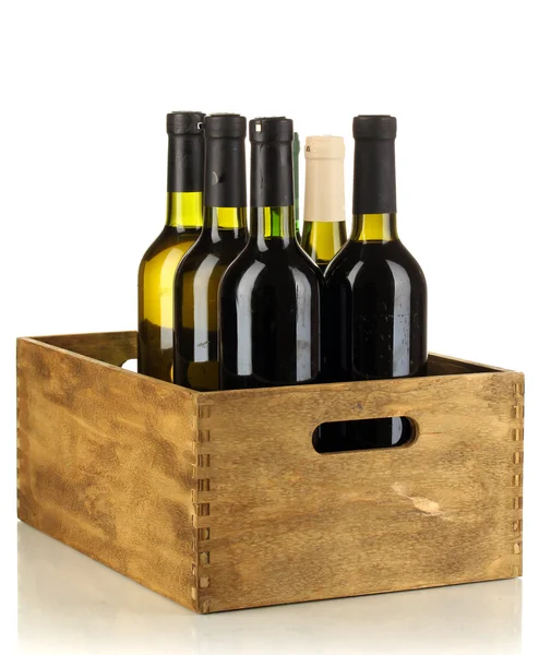 Botellas de vino en caja de madera aislada en blanco — Foto de Stock