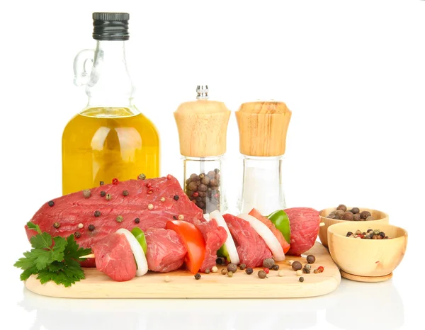 Carne crua de bovino marinada com ervas e especiarias isoladas em branco — Fotografia de Stock