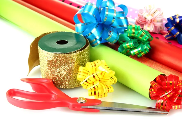 Rolos de papel de embrulho de Natal com fitas, arcos isolados sobre branco — Fotografia de Stock