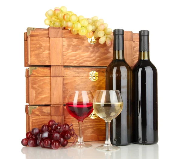 Деревянные ящики с бутылками вина изолированы на белом — стоковое фото