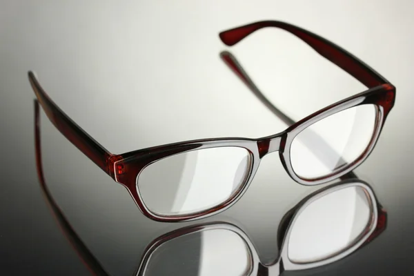 Belles lunettes sur fond gris — Photo