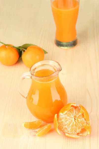 Pełny dzbanek soku z mandarynki, na drewniane tła — Zdjęcie stockowe