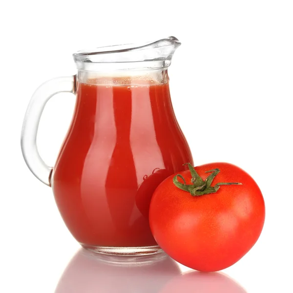 Jarro cheio de suco de tomate, isolado em branco — Fotografia de Stock
