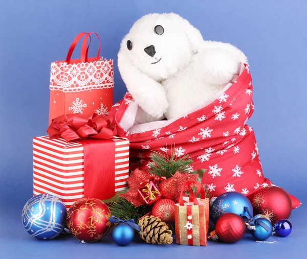 Composición de Año Nuevo de la decoración de Año Nuevo y regalos sobre fondo azul — Foto de Stock