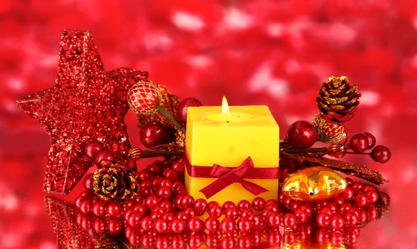 Κόκκινο κερί με διακόσμηση Χριστουγέννων σε φωτεινό φόντο — Φωτογραφία Αρχείου