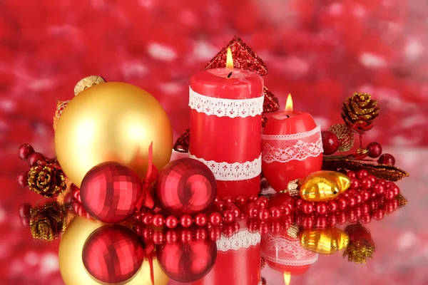 Красная свеча с рождественским декором на ярком фоне — стоковое фото