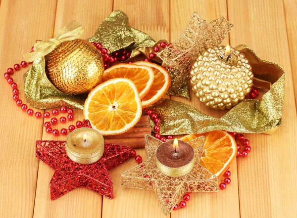 Composición navideña con velas y decoraciones sobre fondo de madera — Foto de Stock