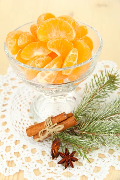Tranches de mandarine savoureux dans un bol en verre sur fond clair — Photo