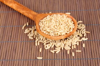 Bambu hasır üstünde tahta kaşık pilav