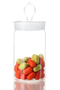 hapları üzerinde beyaz izole ile şeffaf şişe