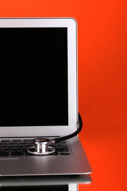 yansıma yakın çekim kırmızı zemin üzerine bir stetoskop ile gümüş defter