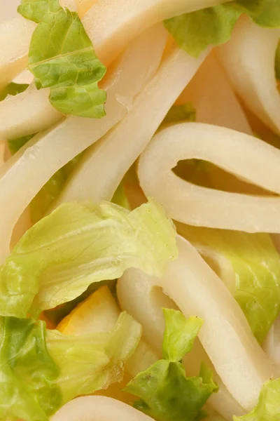 Salad of squid rings, lemon and lettuce close-up — Stock Photo, Image
