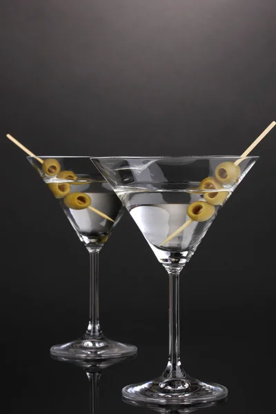 Martini gözlük ve gri arka plan üzerine zeytin — Stok fotoğraf