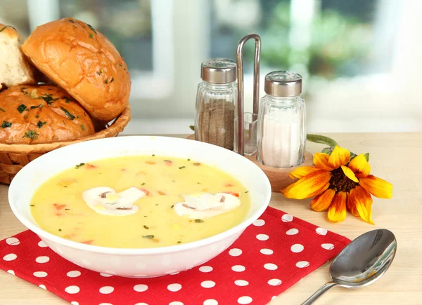 Sopa fragante en plato blanco en la mesa en el fondo de la ventana primer plano — Foto de Stock