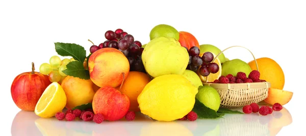 Surtido de frutas y bayas exóticas, aisladas en blanco — Foto de Stock