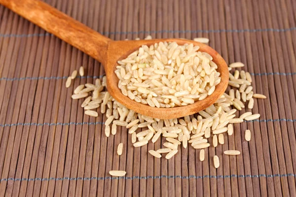 水稻在竹垫上木勺 — 图库照片