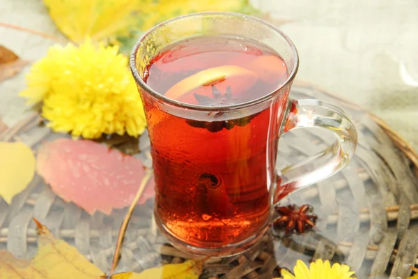 Tasse de boisson chaude et feuilles d'automne, gros plan — Photo