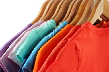 ahşap askı üzerinde farklı renklerin giysi seçimi, beyaz izole