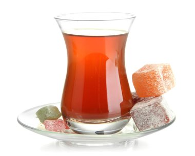 cam üzerine beyaz izole, Türk çayı ve rahat lokum