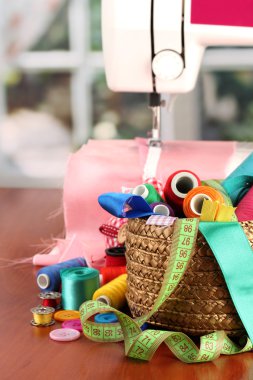 dikiş makinesi ve kumaş aydınlık arka plan üzerinde