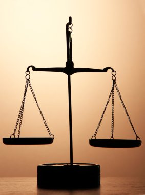 Adaletin kahverengi zemin üzerine altın terazisi