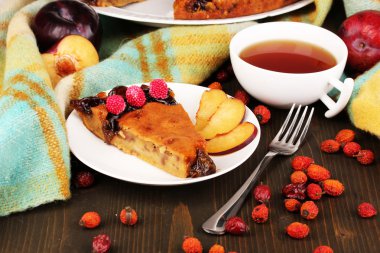 lezzetli pasta plaka üzerinde ahşap tablo