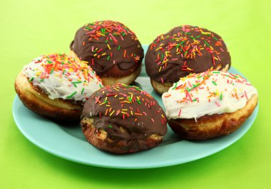 renkli arka plan üzerinde renkli plaka üzerinde lezzetli börekler