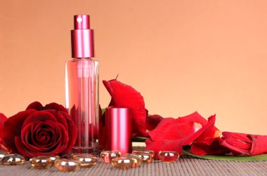 kadın parfüm gül kahverengi zemin üzerine ile güzel şişe