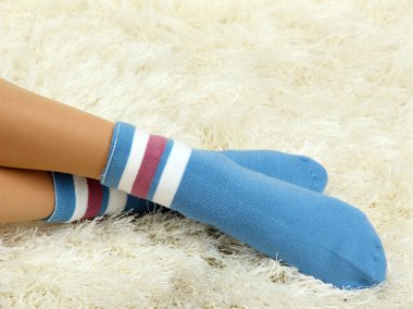 kadın bacaklar beyaz Halı zemin üzerine renkli çoraplı