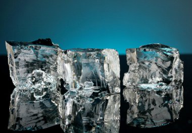 koyu mavi zemin üzerine buz küpleri